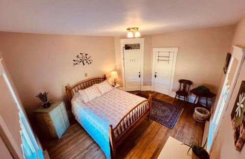 Davis Bed & Breakfast | Laurel River Club Bed & Breakfast or LRCBNB
