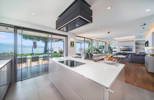 Pully Villa | Lausanne area Luxurious 4-Bedroom Villa on the Lake
