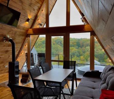 Mykolaiv Ski Chalet | Lav inn Polyanna