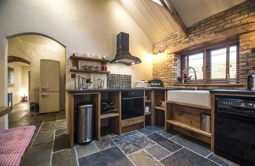Tiers Cross Cottage | Lavender - Luxurious Barn Conversion - Blossom Farm
