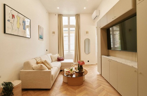 Marais Apartment | Lavie Maison Marais AC Hot Tub