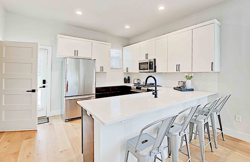 Foster Heights Condo | Lavish eastside retreat with private rooftop deck near dining & entertainment