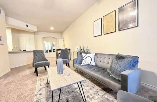 Shreveport House | Lavish Executive APT w WiFi, & Washer/Dryer