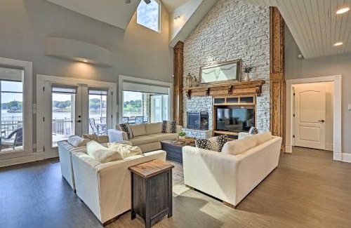 Granbury House | Lavish Lake House, Near Vineyards and Marinas!