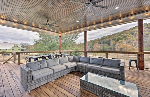 Glenwood House | Lavish Riverfront Escape with Gas Grill!