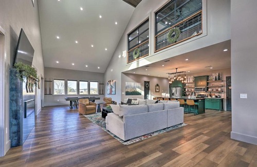 Glenwood House | Lavish Riverfront Escape with Gas Grill!