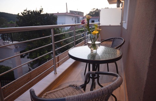 Ammoudia Apartment | Lavish two bedrooms family apartment with kitchen and balcony
