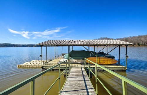 Gumlog House | Lavonia Lake House with Private Dock and Bonfire!