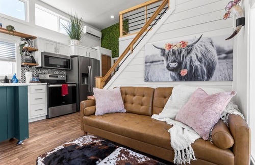 Spicewood House | Lazy Cow 2-bedroom Tiny home in Spicewood with WiFi, AC