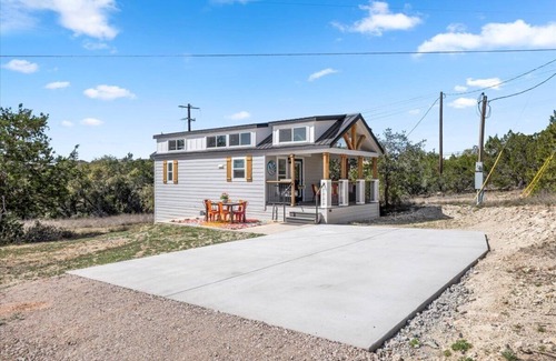 Spicewood House | Lazy Cow 2-bedroom Tiny home in Spicewood with WiFi, AC