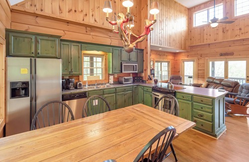Jefferson Cabin | Lazy Dog Log Cabin, Hot Tub, Fishing Lake, New River Access, Foosball