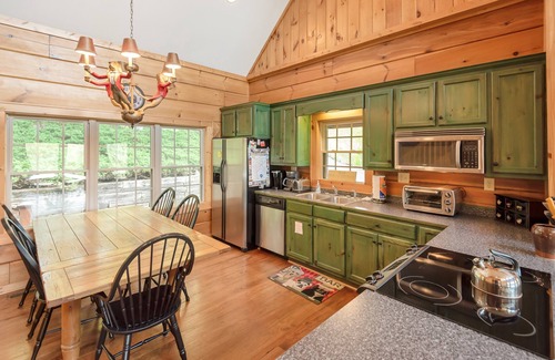 Jefferson Cabin | Lazy Dog Log Cabin, Hot Tub, Fishing Lake, New River Access, Foosball