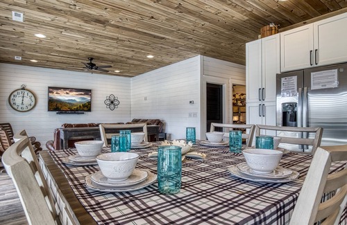 Kodak Cabin | Lazy River Cabin, Hot Tub, $685 in FREE Attraction tickets each paid day!