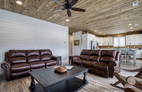 Kodak Cabin | Lazy River Cabin, Hot Tub, $685 in FREE Attraction tickets each paid day!