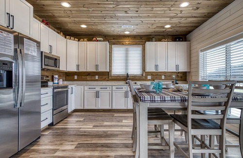 Kodak Cabin | Lazy River Cabin, Hot Tub, $685 in FREE Attraction tickets each paid day!