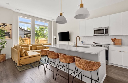 Talbot's Corner House | LC ~ New Construction ~ Close to Downtown ~ Modern Townhome ~ 6 Beds ~ Free Parking