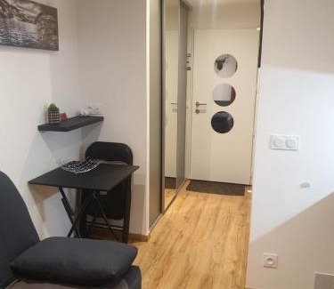 Bernex Apartment | Le 211,ski et randonnée, lave linge , parking gratuit