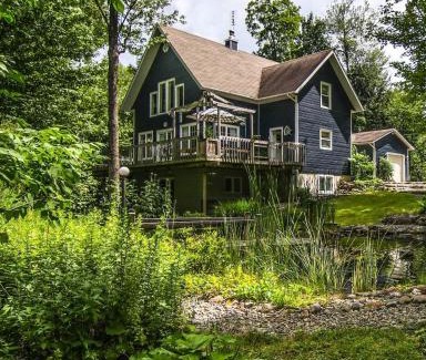 Knowlton House | Le 5 Owl - Tranquil Haven near the Charming Village of Knowlton - Sleeps 12 - Whole House & 2 Acres with Pond, Bridge, Grounds, and Woods