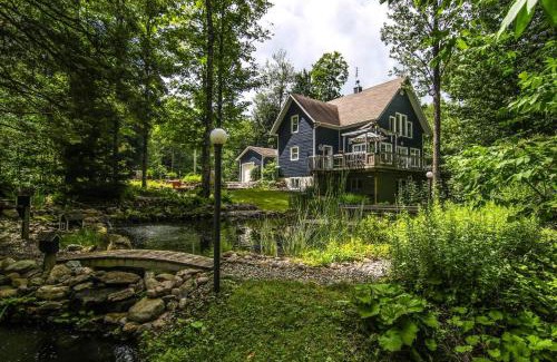 Knowlton House | Le 5 Owl - Tranquil Haven near the Charming Village of Knowlton - Sleeps 12 - Whole House & 2 Acres with Pond, Bridge, Grounds, and Woods