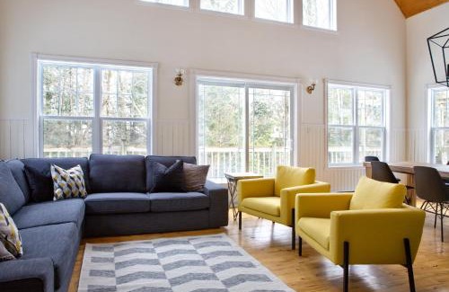 Knowlton House | Le 5 Owl - Tranquil Haven near the Charming Village of Knowlton - Sleeps 12 - Whole House & 2 Acres with Pond, Bridge, Grounds, and Woods