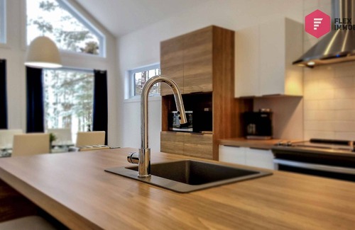 Pont-Rouge Ski Chalet | ⭐ Le Bleu Bourgeois de Portneuf 🌲 Private hot tub Sauna Pool Billiards Trails ⭐