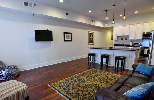Faubourg Marigny Condo | "Le Bon Ton Roulet" Frenchman area
