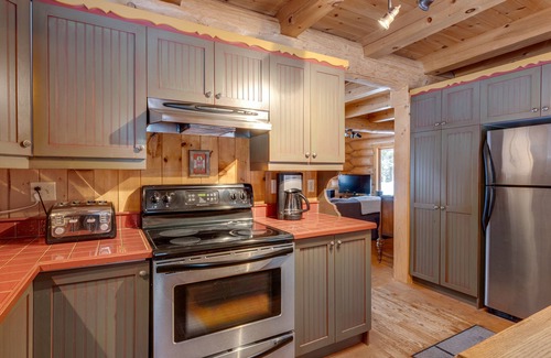 Mauricie Cabin | Le Caché: intimate log cabin, spa and waterfront (kayaks)