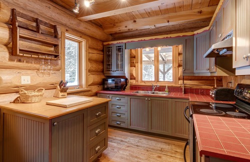 Mauricie Cabin | Le Caché: intimate log cabin, spa and waterfront (kayaks)