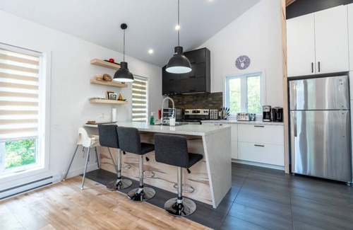 Saint-Alphonse-Rodriguez Ski Chalet | Le Caribou | waterfront | hot tub