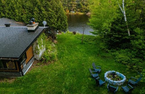 St-Adolphe-d'Howard Ski Chalet | Le Chalet Brun, jacuzzi en bord de lac
