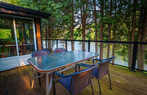 St-Adolphe-d'Howard Ski Chalet | Le Chalet Brun, jacuzzi en bord de lac