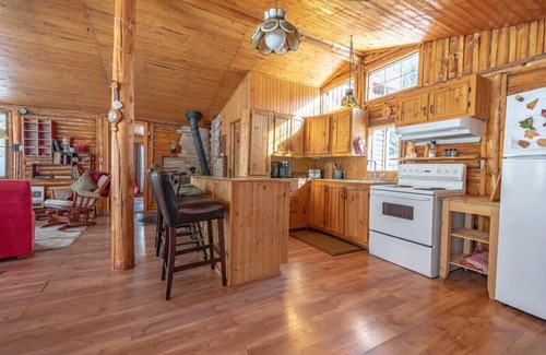Mandeville Cabin | Le Chaperon Rouge | hot tub | dogfriendly