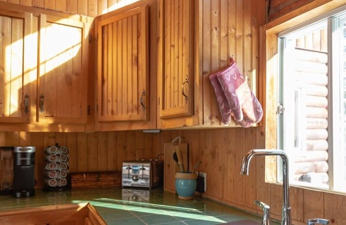 Mandeville Cabin | Le Chaperon Rouge | hot tub | dogfriendly
