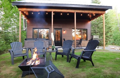 Shannon Apartment | Le Colvert - Waterfront Cabin with Spa