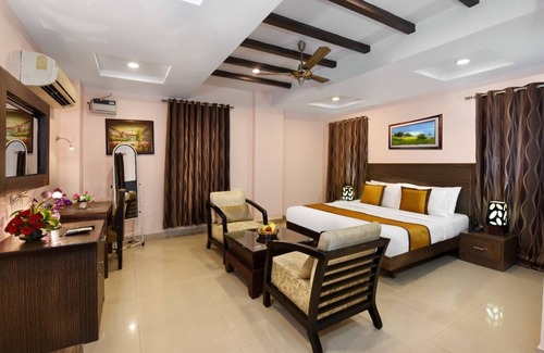 Indirapuram Hotel | Le Crescent Hotel by Trot