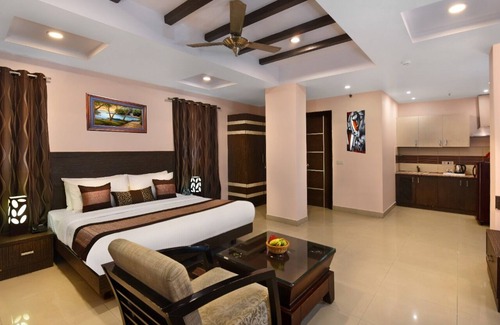 Indirapuram Hotel | Le Crescent Hotel by Trot