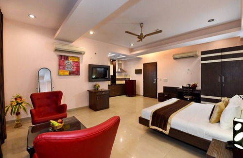 Indirapuram Hotel | Le Crescent Hotel by Trot