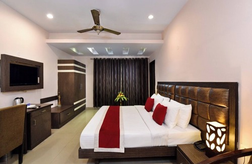 Indirapuram Hotel | Le Crescent Hotel by Trot