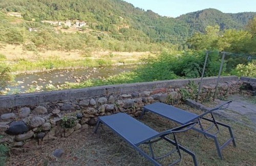 Les Ollieres-sur-Eyrieux House | Le Gîte de Pounard Plage Privée