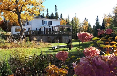 Shannon Ski Chalet | Le Grand Heron - Waterfront Cabin with Spa