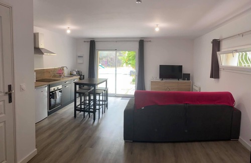 Saint-Mitre-les-Remparts Apartment | Le Grenadier Studio bas de villa
