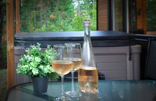 Shannon Apartment | Le Huard - Waterfront Cabin with Spa