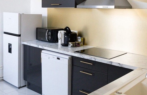 Jouy House | Le logement est composé de 2 chambres doubles et d'un canapé convertible