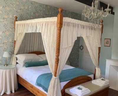 Salerm Bed & Breakfast | Le Manoir aux Volets Verts with Hot Tub