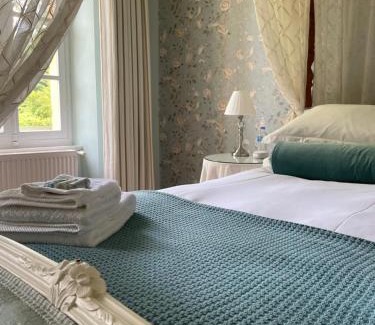 Salerm Bed & Breakfast | Le Manoir aux Volets Verts with Hot Tub