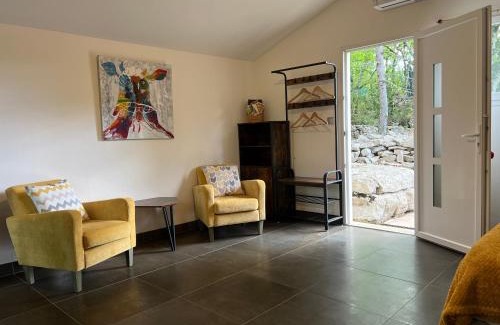 Saint Alban Auriolles Apartment | Le Mazet, studio climatisé avec terrasse ombragée