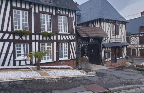 Aumale House | Le Mouton Gras