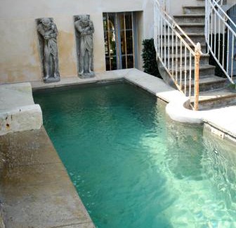 Chateauneuf-de-Gadagne Bed & Breakfast | Le Petit Chateau