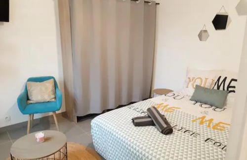 Flers Apartment | Le Petit Charmeur, parking, Wifi, gare
