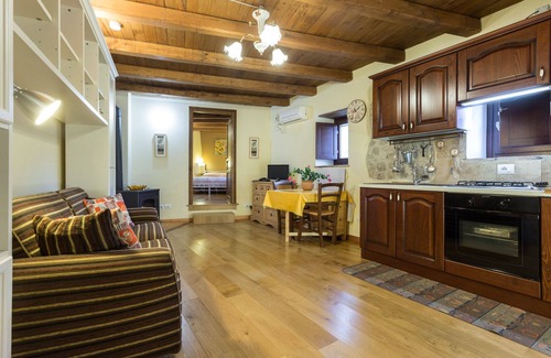 Precetto House | LE ROCCHE - Under the Castle, SMERALDO Apartment with SPA and Black River View